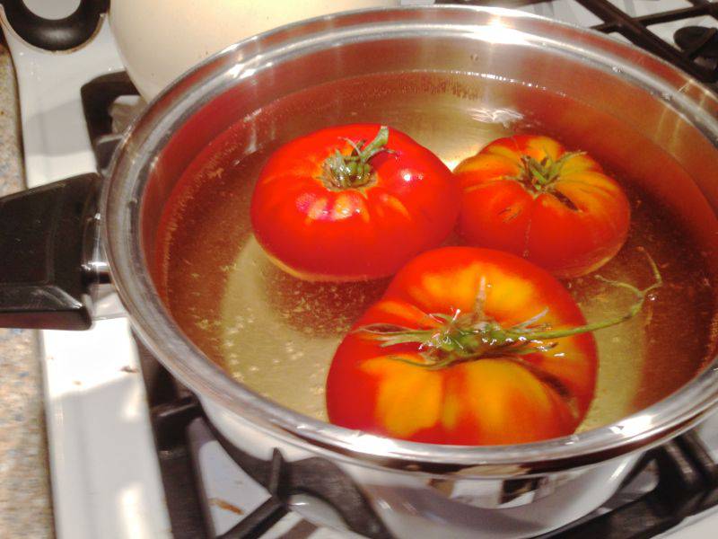 Blanching tomatoes